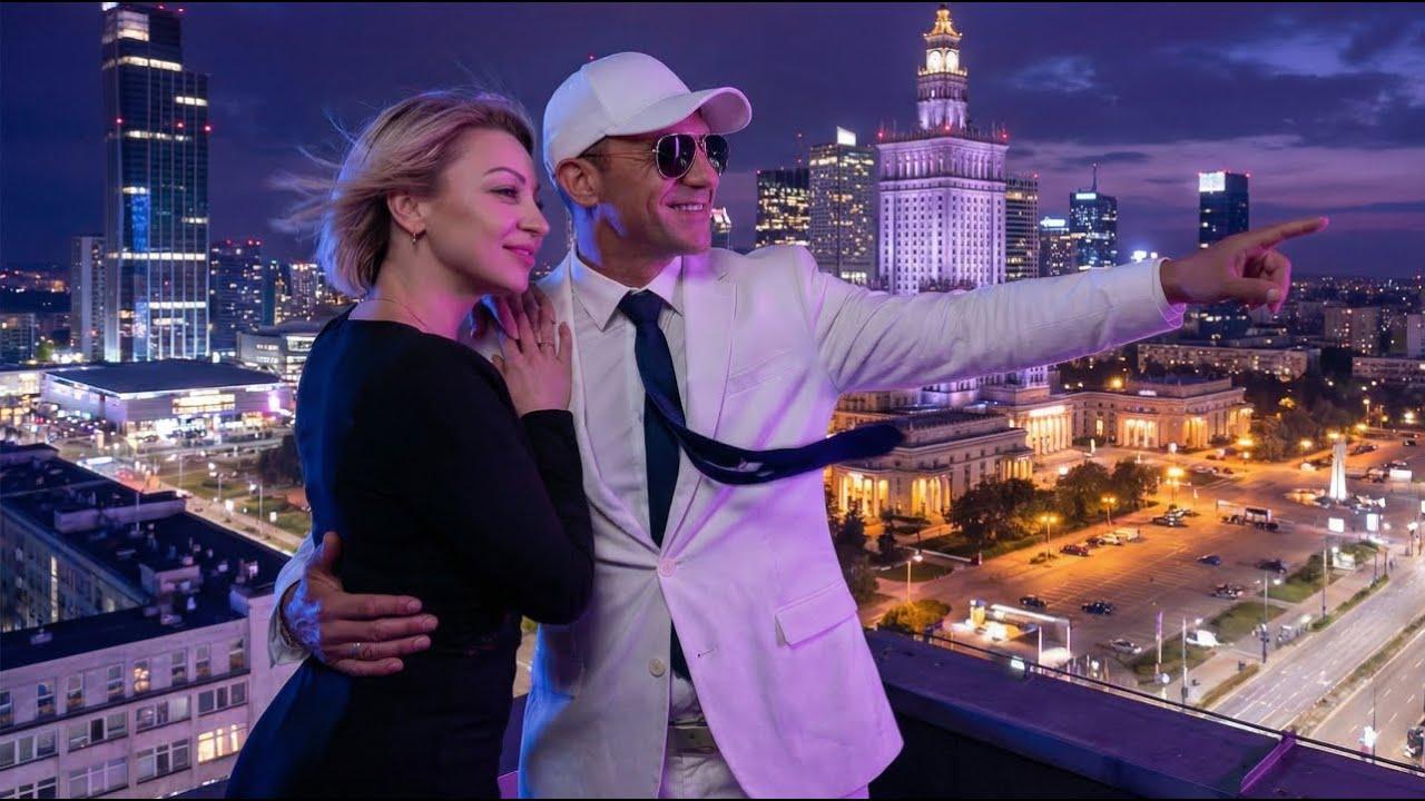 Kadr z realizacji filmowej jak_chcesz na tle nocnej Warszawy